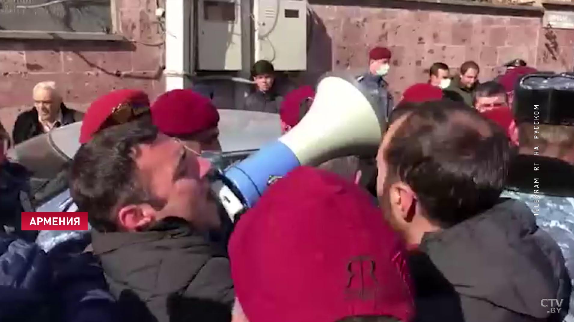 В Ереване во время встречи Пашиняна и Саркисяна протестующие чуть не прорвали оцепление-7