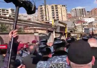 В Ереване во время встречи Пашиняна и Саркисяна протестующие чуть не прорвали оцепление