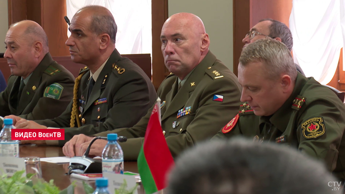 Представители Минобороны встретились с иностранными дипломатами-1