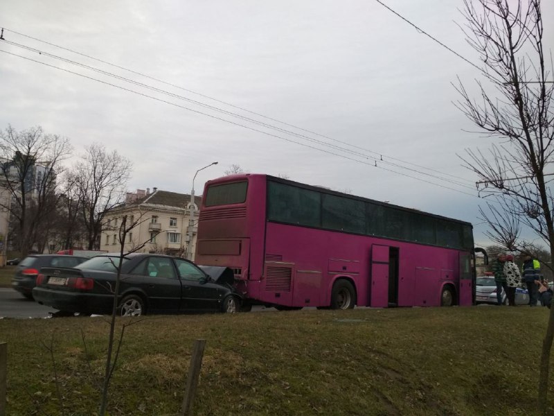 В Минске на Партизанском проспекте Audi врезалась в автобус -1