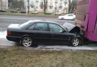 В Минске на Партизанском проспекте Audi врезалась в автобус 