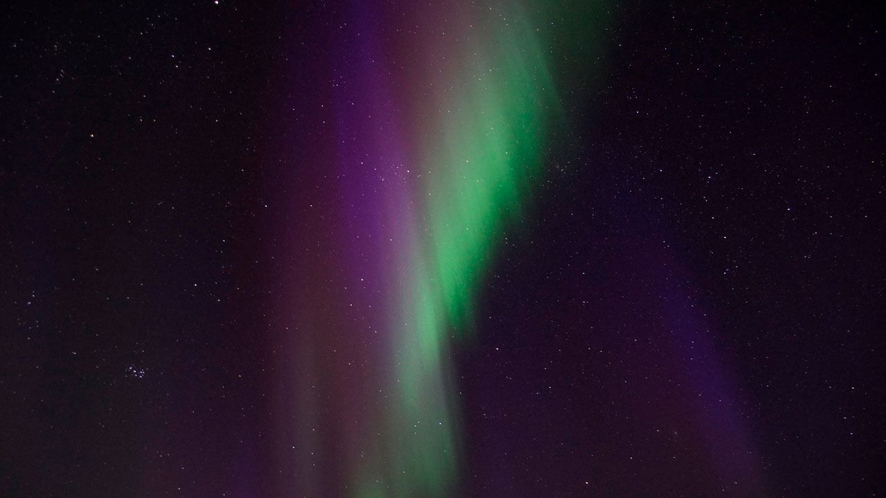 Мощная на Солнце вспышка вызвала сильные полярные сияния в ночь на 13 ноября