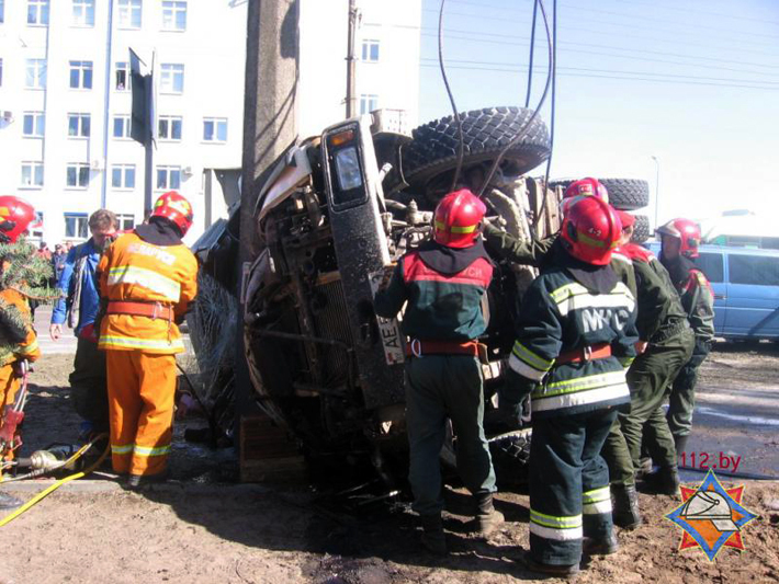 Авария в Гомеле - МАЗ опрокинулся на встречной полосе 