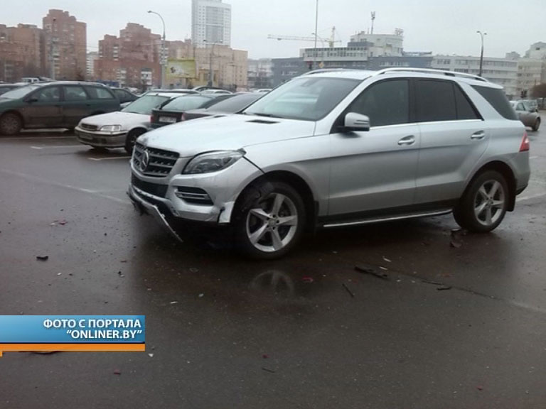 Женщина за рулем протаранила 4 припаркованных автомобиля в Минске