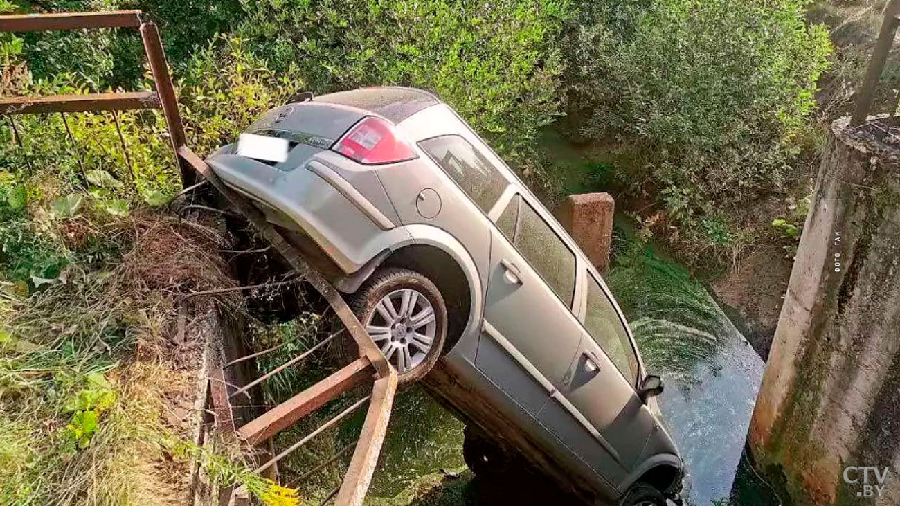 Водитель Opel съехала в мелиоративный канал в Минском районе-1