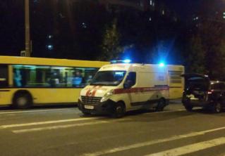 Авария на Лещинского: из-за припаркованных машин водитель не заметила двух пешеходов