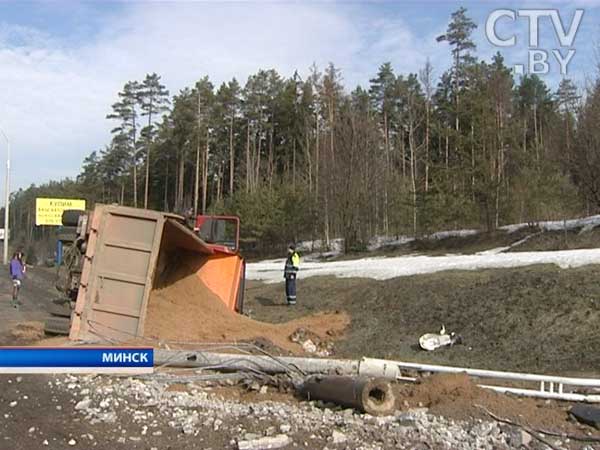 НА МКАД самосвал с 20 тоннами песка снес осветительную мачту и опрокинулся