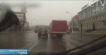 Напротив ЦУМа в Минске водитель грузовика «наказал» водителя джипа, вытеснив его на встречку