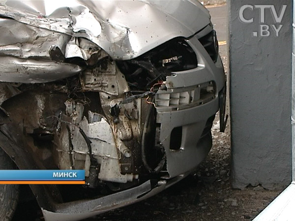 На проспекте Победителей в Минске столкнулись Mercedes и Volkswagen