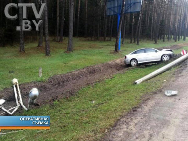 Авария на МКАДе: машина сбила столб и вылетела за пределы дороги. Водитель остался жив 