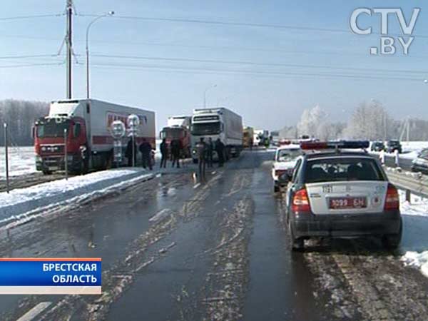 23 автомобиля, среди которых 8 большегрузов, столкнулись на скользкой трассе в Брестской области