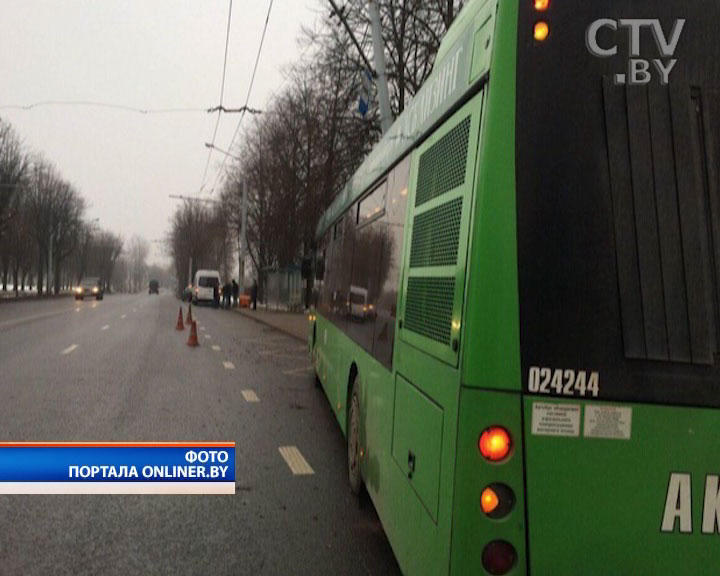 В Минске пассажирский автобус с заснувшим водителем врезался в столб: шесть человек госпитализированы