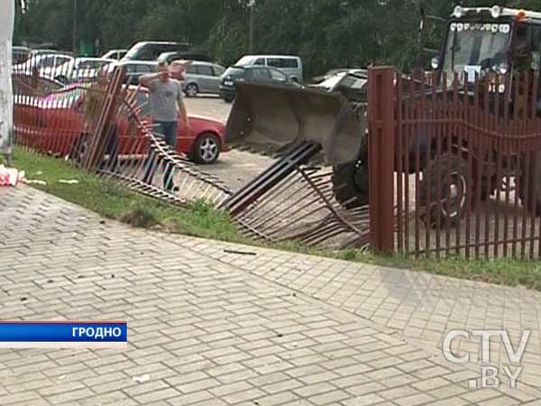 В Гродно в 7 утра водитель под спайсом сбил насмерть женщину на остановке, разбил припаркованный автомобиль, снес столбы, забор