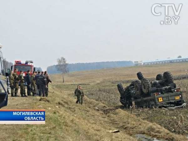 «КамАЗ» с военнослужащими оказался в кювете в Чаусском районе по вине водителя «Жигулей». Более 20 человек доставлены в больницы