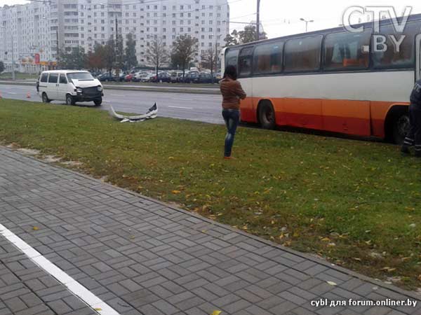 Автобус снес матчу с проводами на проспекте Победителей в Минске и получил удар сзади от микроавтобуса