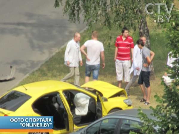 На улице Кульман в Минске столкнулись две иномарки. Одна машина оказалась на газоне, пассажирка – в больнице