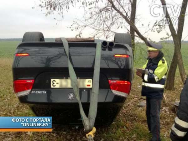 Авария в Минске: при движении по МКАД водителю стало плохо и он вылетел в кювет. Машина оказалась на крыше