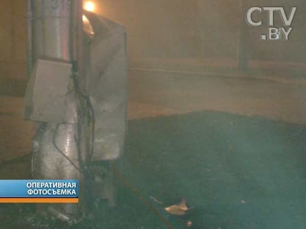 В Минске пьяный водитель уходил от ГАИ и врезался в столб. С переломом руки он доставлен в больницу