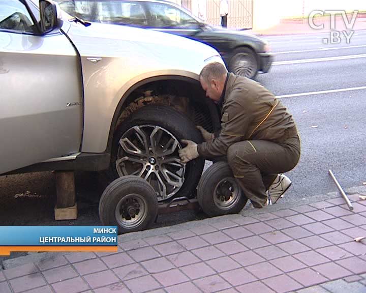 Пьяная работница автомойки в Минске угнала автомобиль и попала на нем в аварию