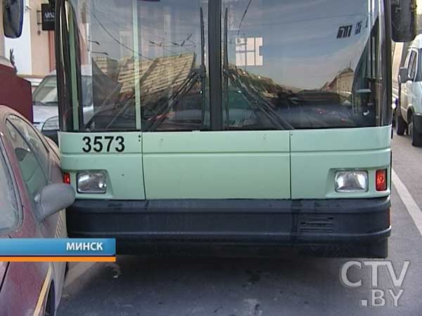 В центре Минска столкнулись такси и троллейбус. Движение оказалось парализовано