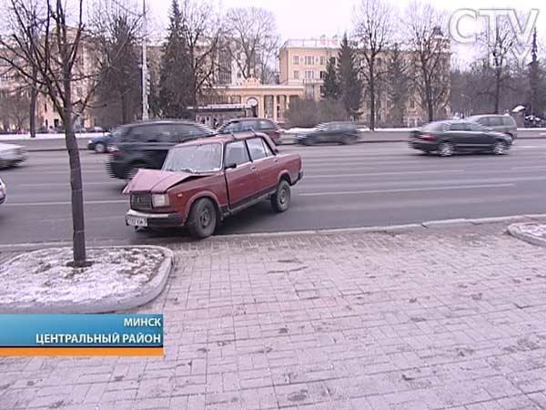 Водитель легковушки не справился с управлением и врезался в фонарный столб в Минске