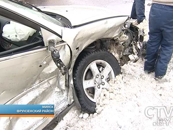 Авария в Минске. На улице Лобанка в Минске «Тойота» не пропустила «Субару» Авария в Минске. На улице Лобанка в Минске «Тойота» не пропустила «Субару»