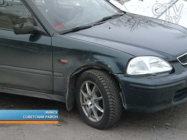 В Минске «Хонда» подрезала «Рено» и французская иномарка врезалась в столб. Водитель – в больнице