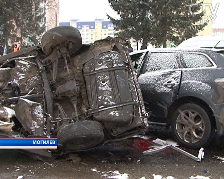 В Могилеве иномарка на летней резине столкнулась с другим автомобилем: 2 человека погибли