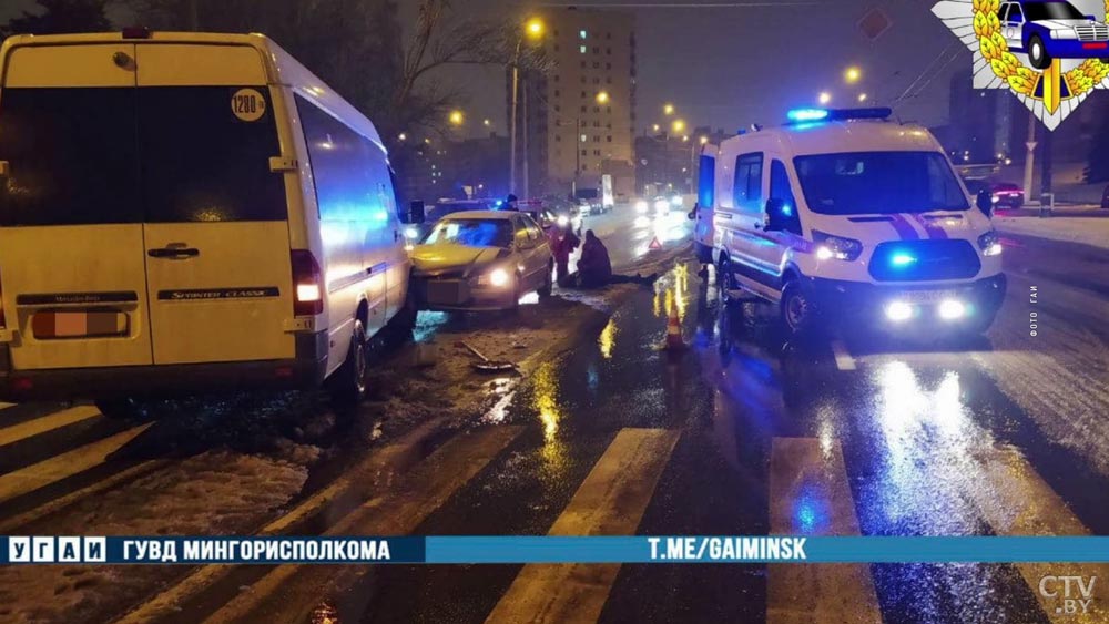 Авария в Минске. Пешеход попал под маршрутку на Купревича-1