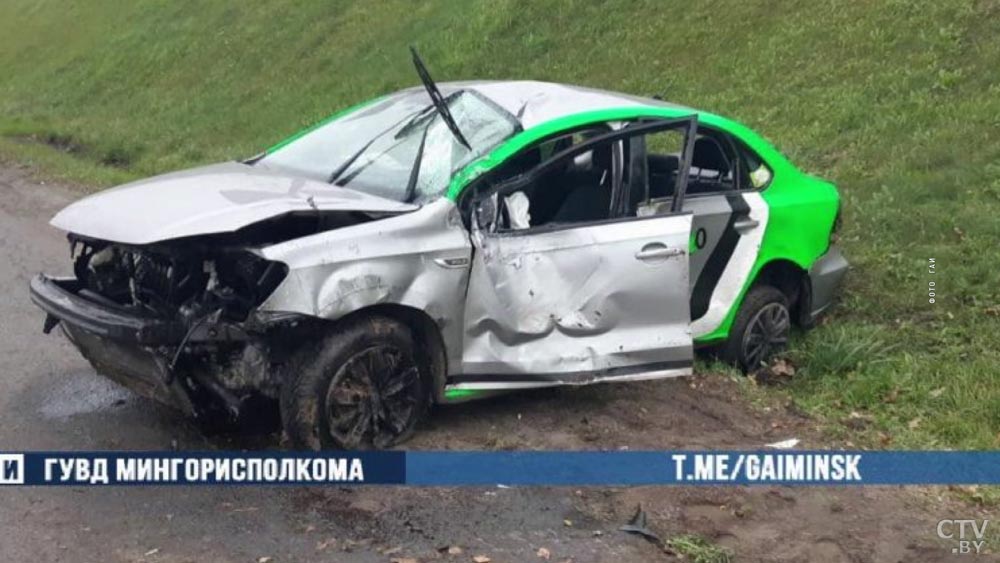 Авария на МКАД. Водитель Volkswagen не справился с управлением и врезался в столб-1