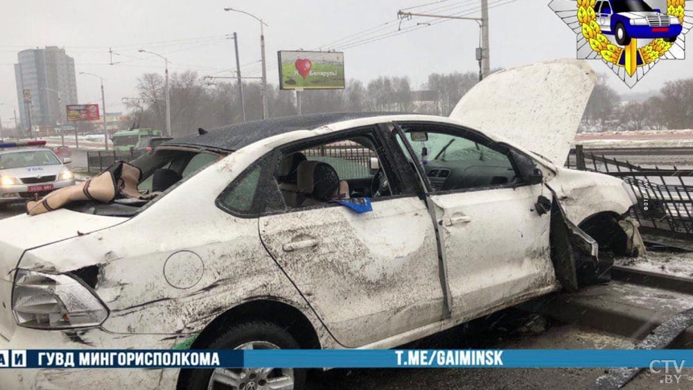 Авария на проспекте Дзержинского. Водитель врезался в ограждение на мосту-4