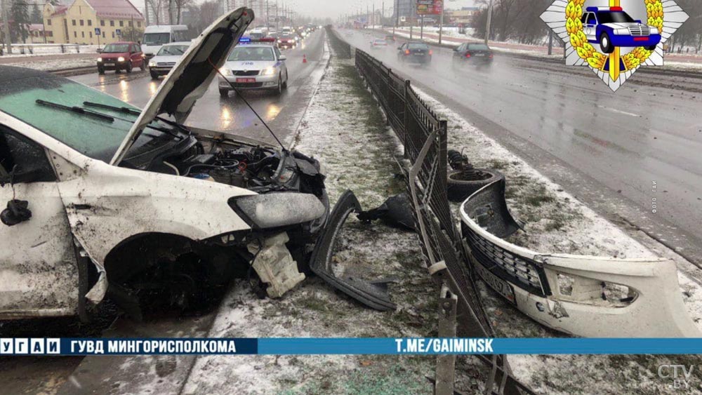 Авария на проспекте Дзержинского. Водитель врезался в ограждение на мосту-1