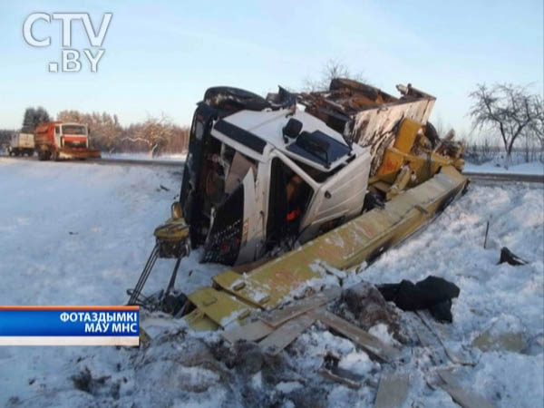 На трассе Минск-Нарочь в кювет съехал автокран