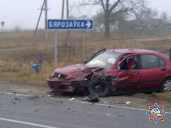 Два легковых автомобиля не поделили дорогу в Пуховичском районе. 4 человека госпитализированы