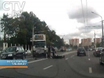 Авария в Минске: мотоциклист врезался в автопоезд