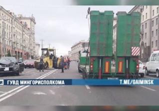 Авария на проспекте Независимости: дорожный каток упал с прицепа и столкнулся с автомобилем