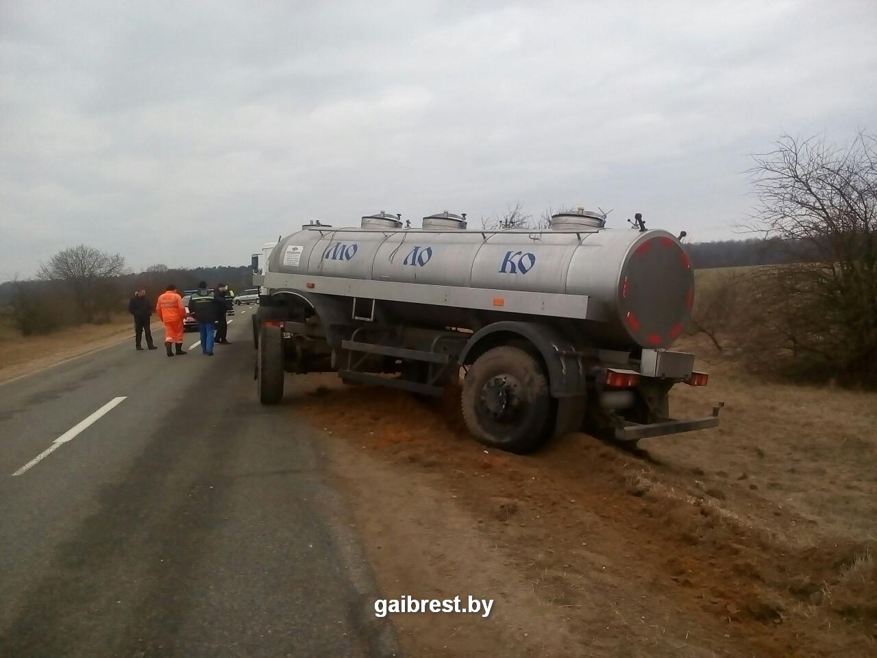 Volkswagen столкнулся с молоковозом в Каменецком районе-4