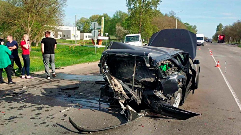 Один из водителей госпитализирован. Бесправник на Audi протаранил Volvo под Солигорском