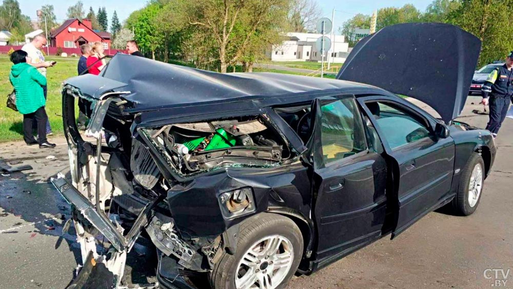 Один из водителей госпитализирован. Бесправник на Audi протаранил Volvo под Солигорском-1