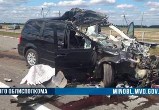 Смертельная авария возле Червеня. На могилёвской трассе Chrysler въехал в попутный трактор
