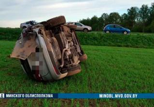 В Минском районе пьяный водитель не справился с управлением, машина опрокинулась