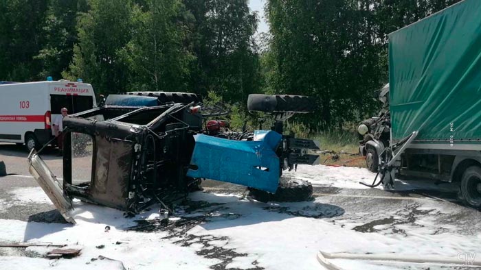 В Солигорском районе столкнулись трактор и грузовик. Водителя большегруза зажало в кабине-4
