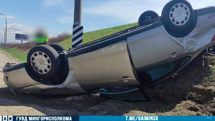 На МКАД от удара перевернулся автомобиль. Пострадал пассажир-4
