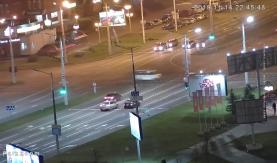 Пьяный на микроавтобусе проехал на красный и протаранил легковушку на перекрестке Притыцкого и Лобанка