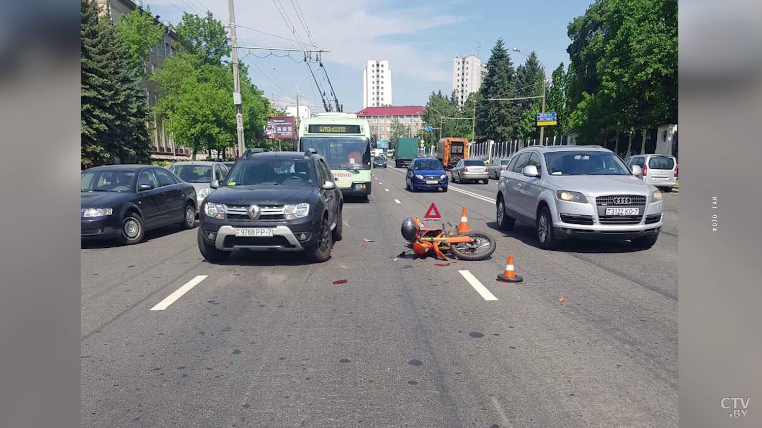 На улице Академической мотоцикл врезался в легковой автомобиль-4