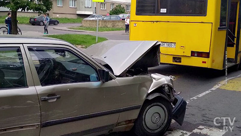 На Бурдейного нетрезвый водитель, едва не сбив женщину, повредил три автомобиля и автобус -11