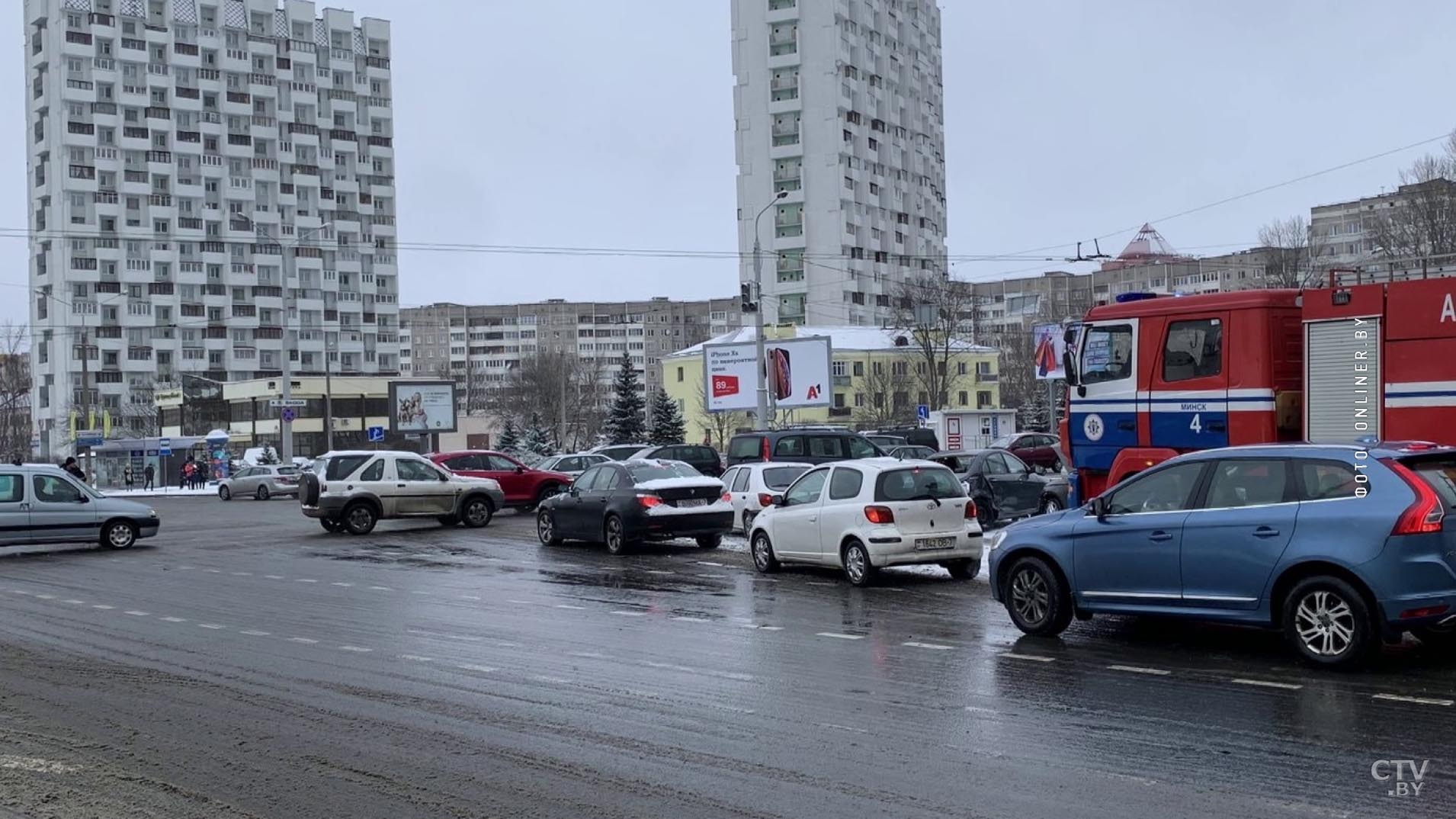 Серьёзная авария в центре Минска. Два человека госпитализированы, разбито не менее 7 машин-6