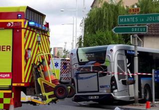 Во Франции рейсовый автобус протаранил дом, пострадали 16 человек