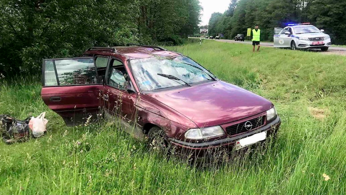 В Вилейке водитель на Opel не справился с управлением. Машина съехала в кювет