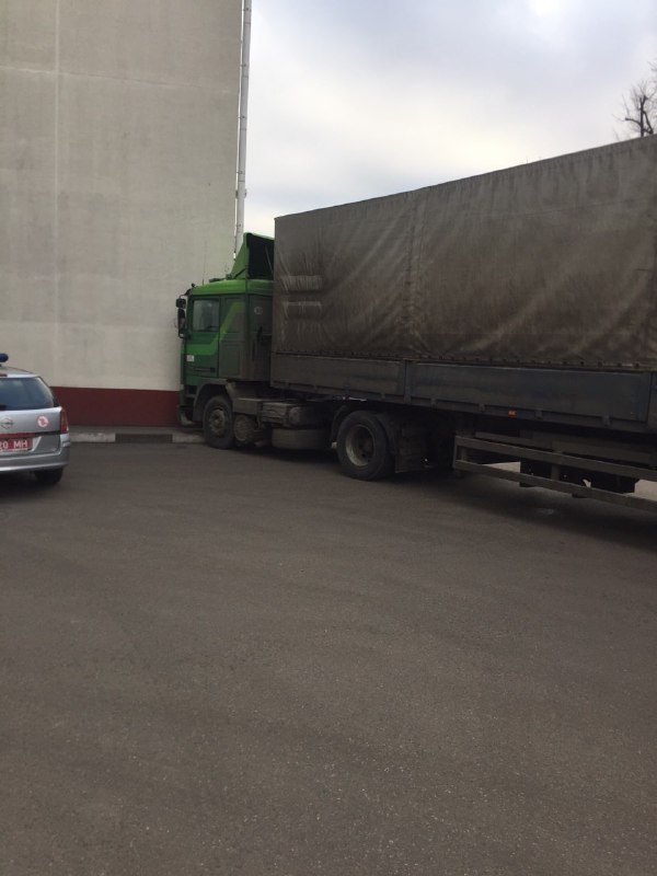 В Минске фура самопроизвольно въехала в здание хлебокомбината-1